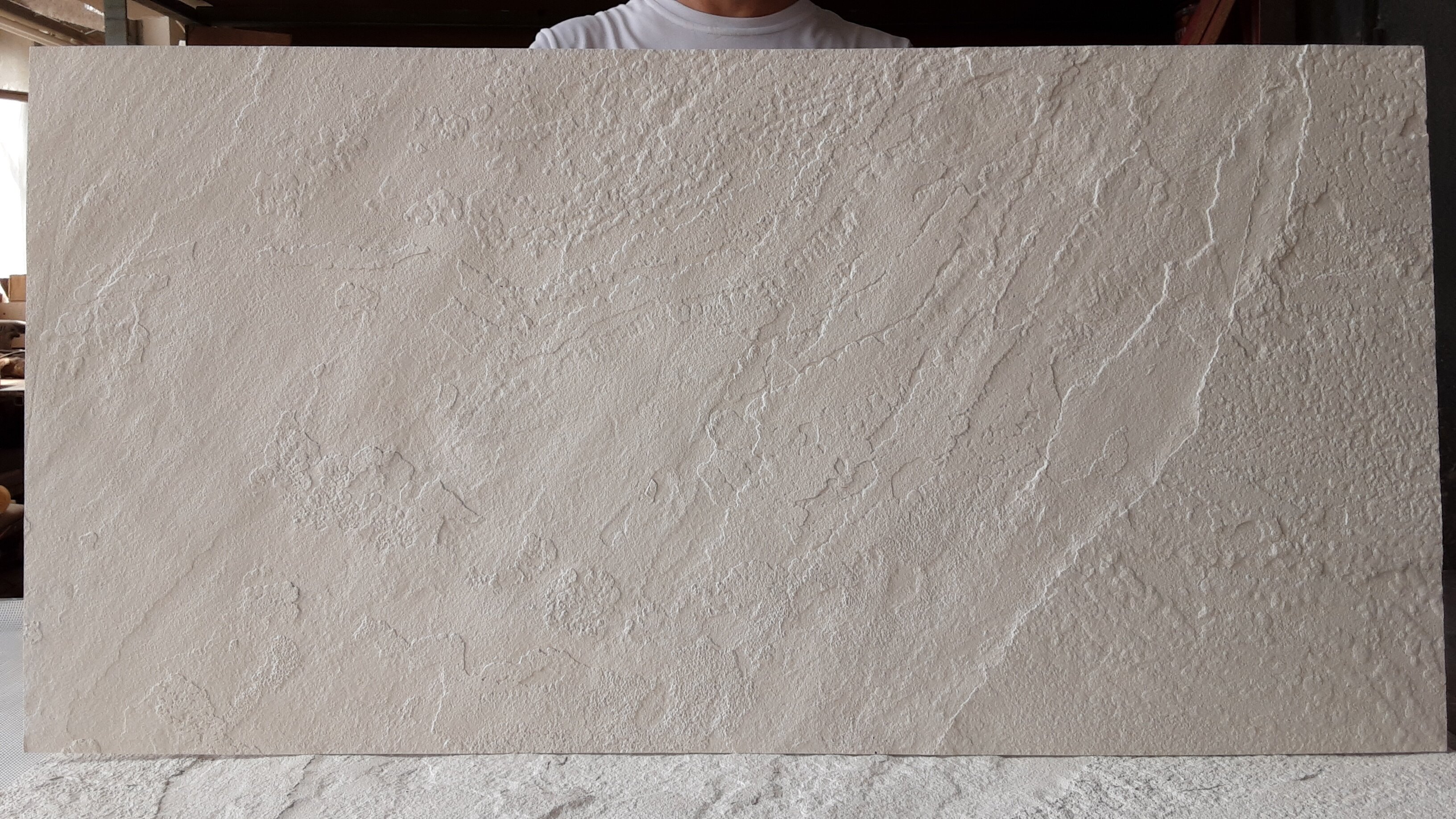 Гибкие облицовочные панели ZIKAM с рельефом натурального камня из фиброцемента 1000х500х2,5мм. Цвет белый, под покраску. - фотография № 3