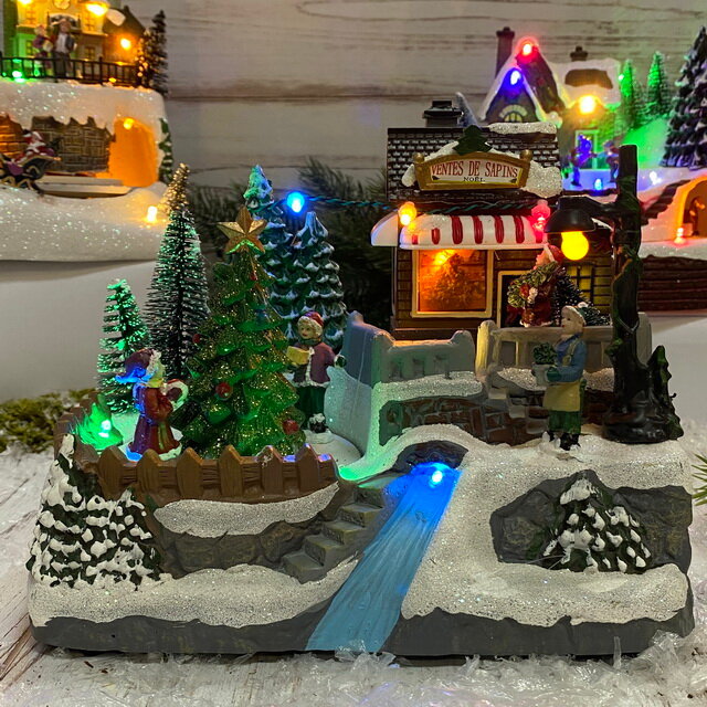 Kaemingk Светящаяся композиция Christmas Village: Украшение Елочки 21*16 см с движением и музыкой на батарейках 481369