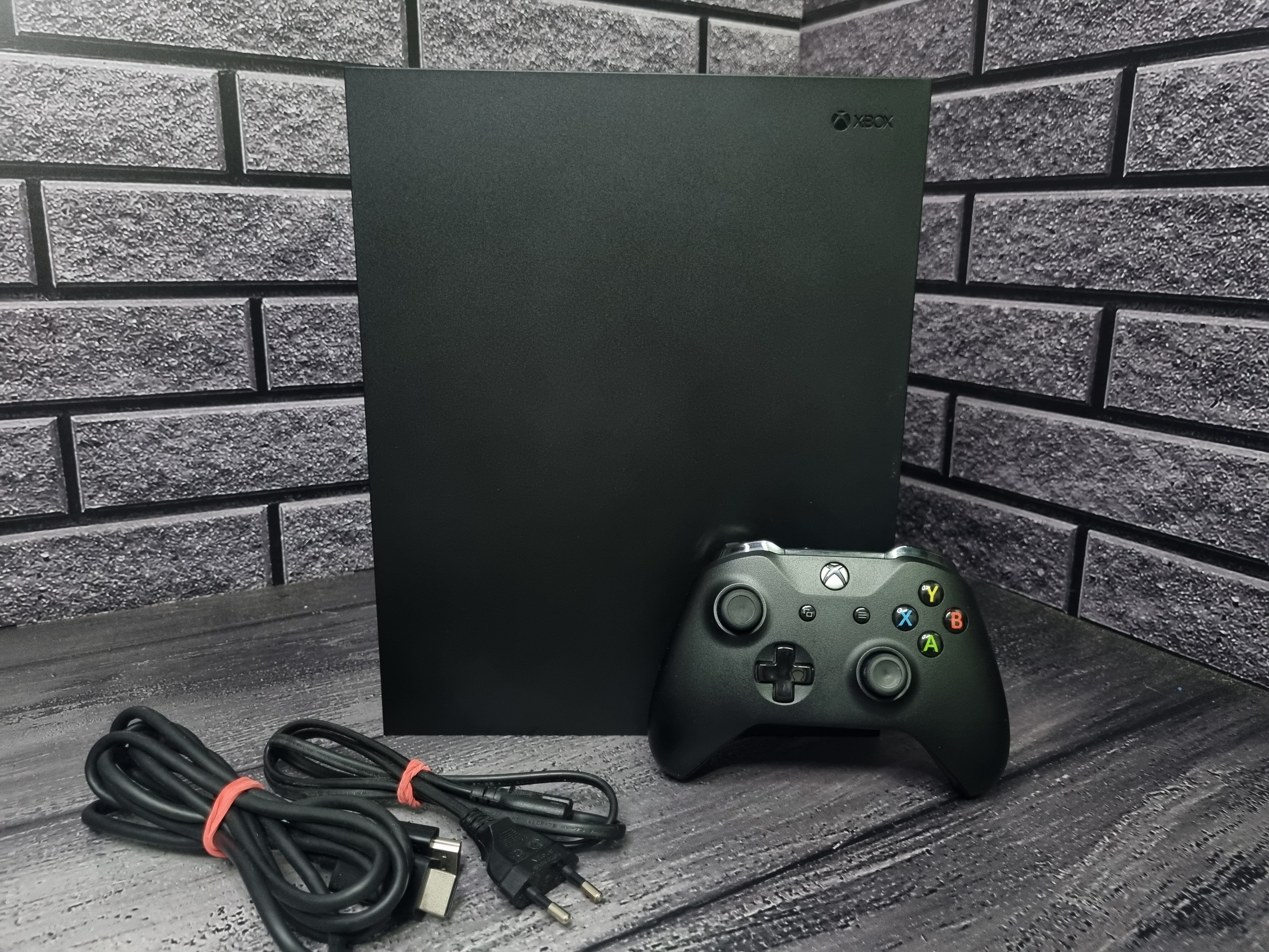 Игровая приставка Microsoft Xbox One X 1000 ГБ HDD, без игр, черный