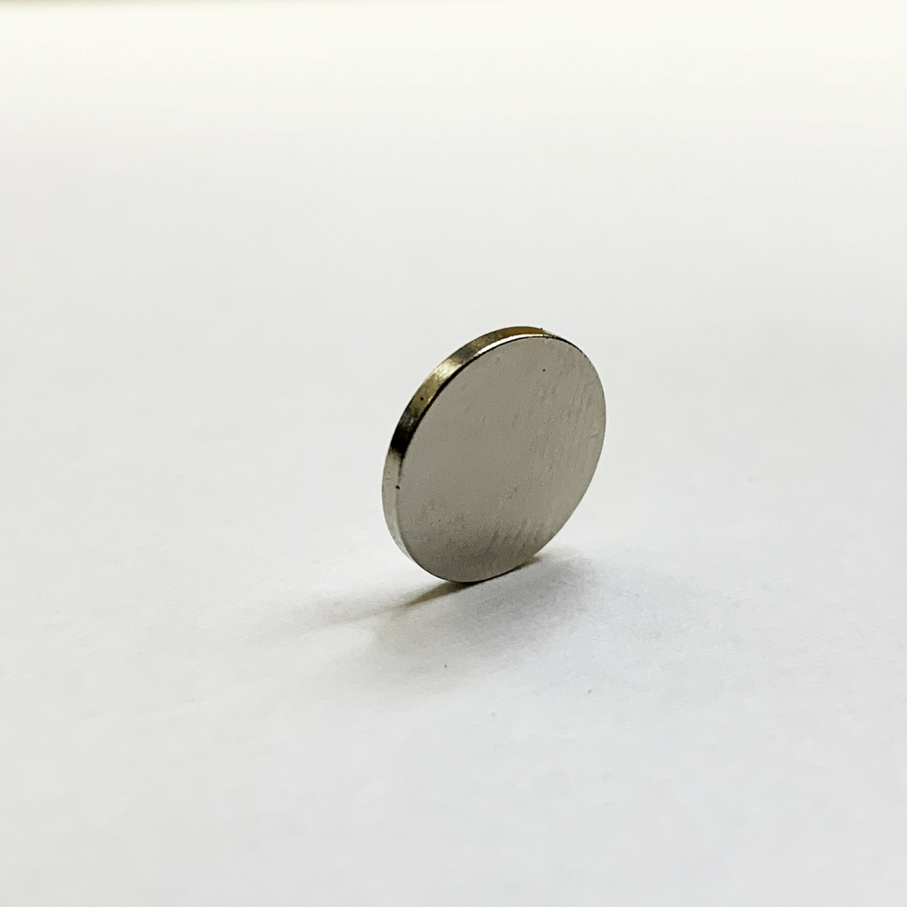 Неодимовый магнит диск D10х1 мм., N35 - фотография № 5