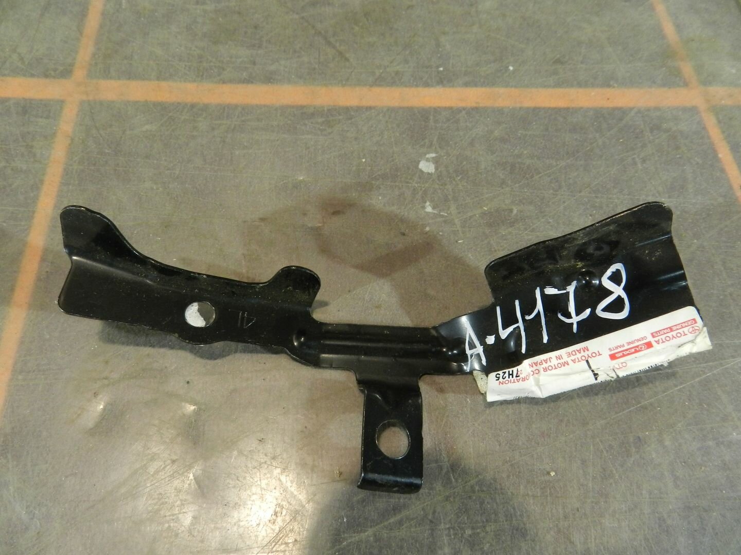 фото Кронштейн задней панели пола (левый) для Toyota RAV4 CA40 (2012-19гг) 5831642080