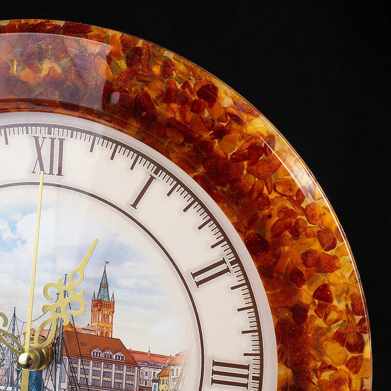 Янтарные часы с изображением набережной Кенигсберга в подарочной коробке - фотография № 2