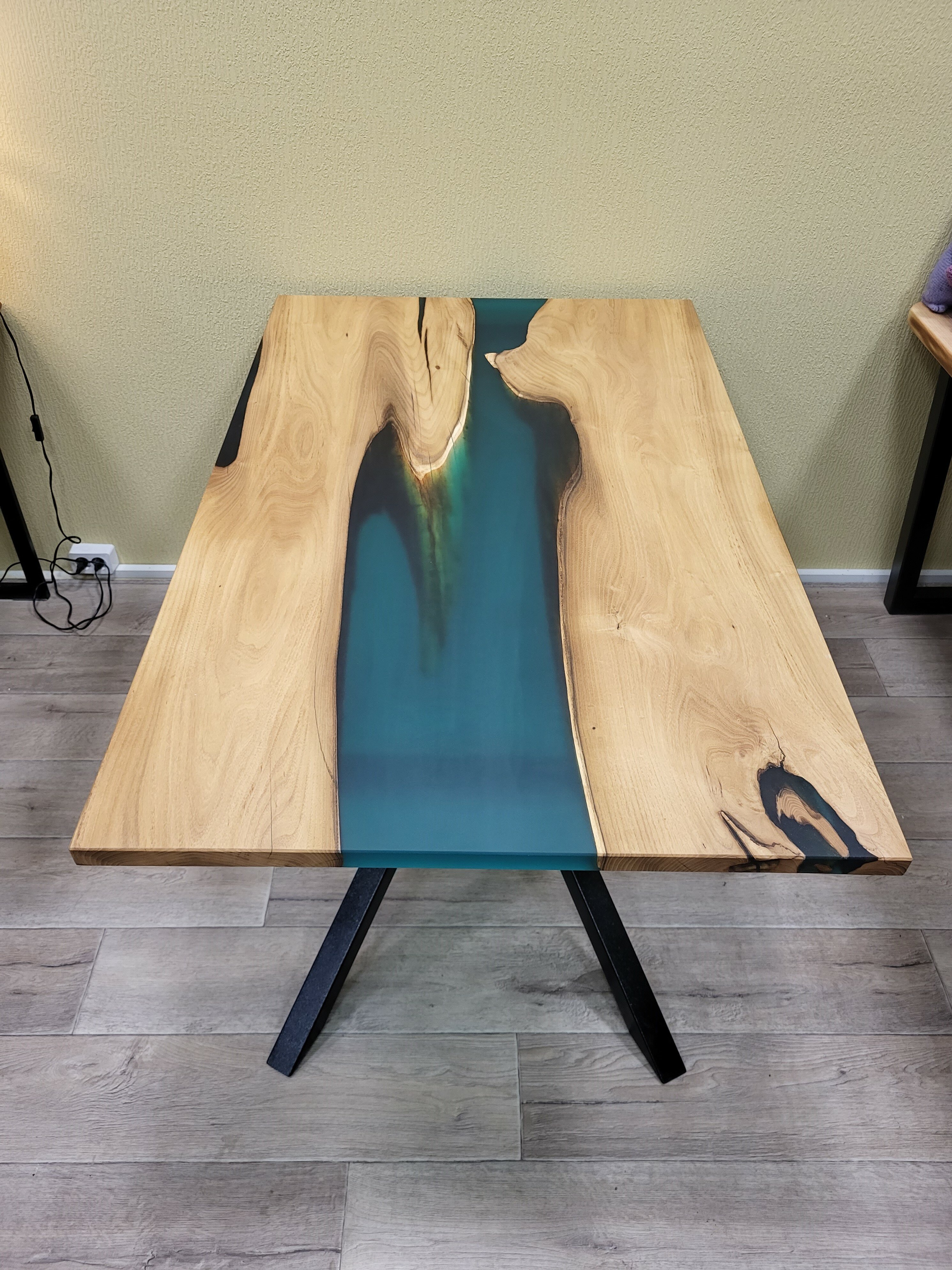 Эпоксидный стол из массива белой акации. Обеденный стол из массива дерева и из эпоксидной смолы. - фотография № 1