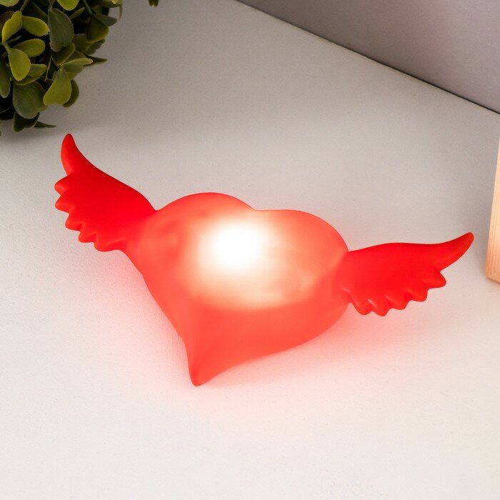 Настольные RISALUX Ночник Сердце с крыльями LED красный 7х14,3х3,8 см - фотография № 1