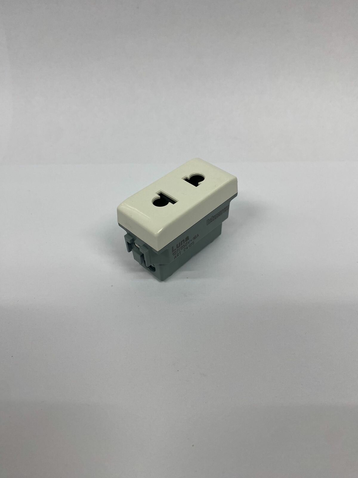 фото Bticino Розетка евро-американский стандарт 16А с защитными шторками 1 модуль белый C4125