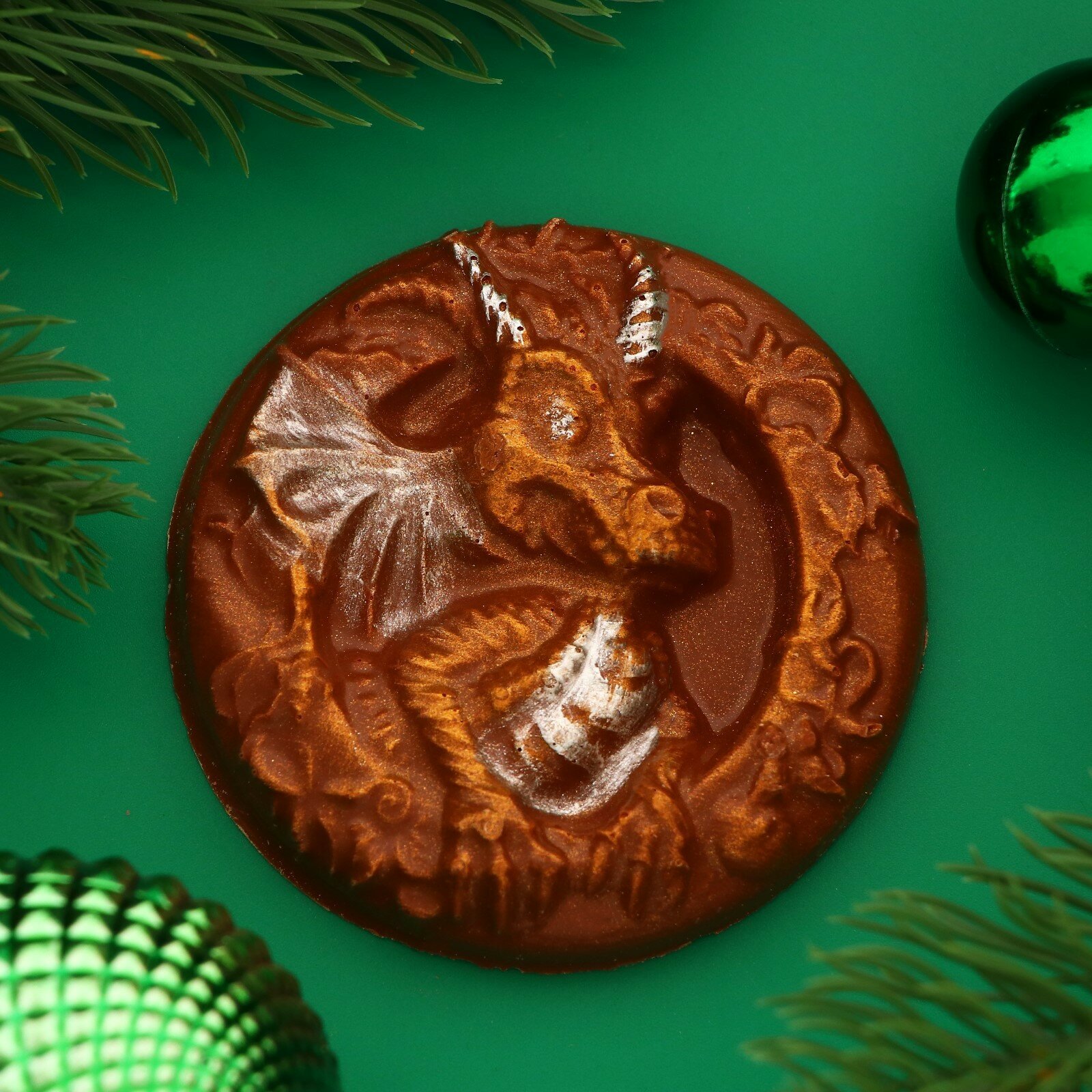 Фигура из молочного шоколада "Медаль с драконом", 40 г ± 5 % - фотография № 1