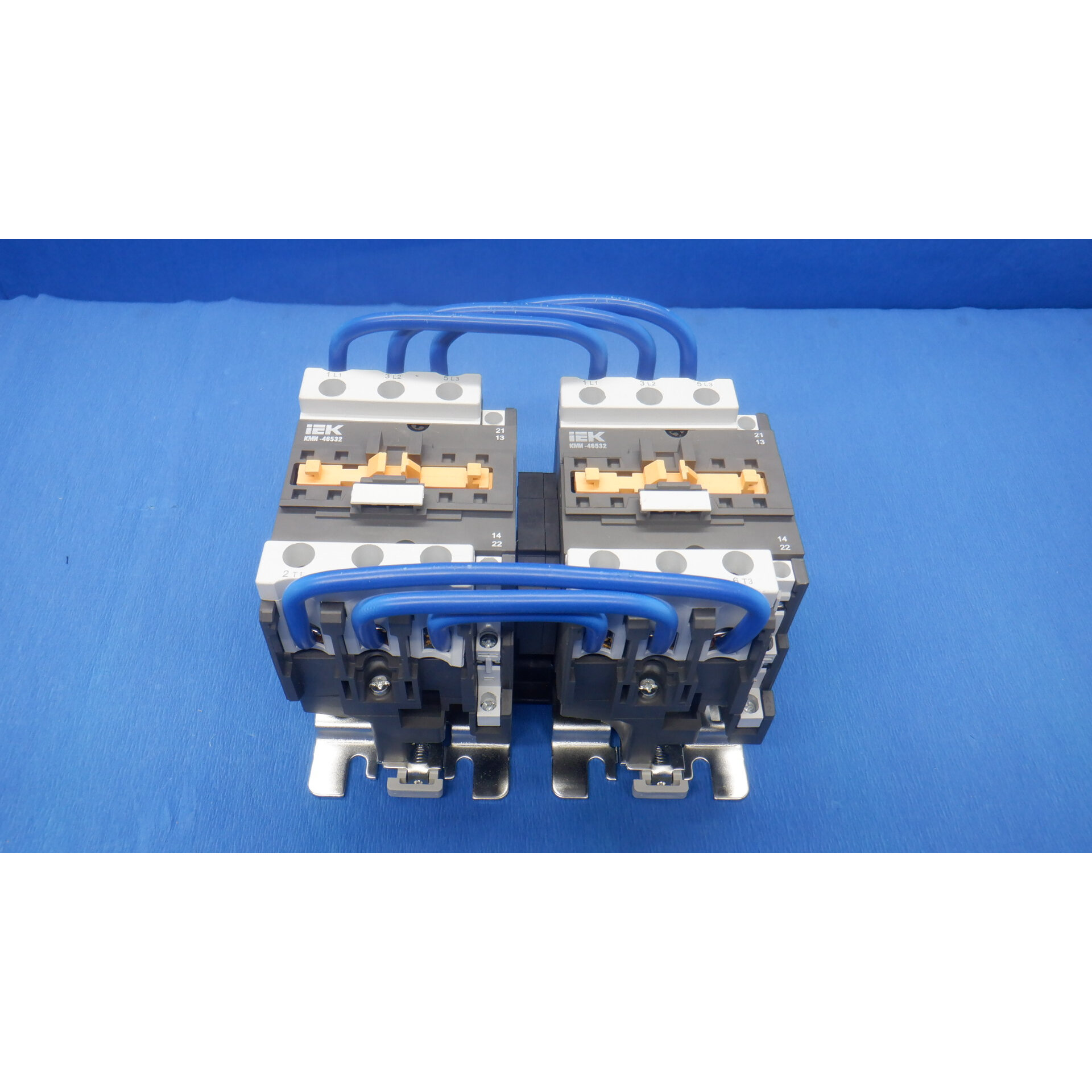 фото Контактор КМИ-46532 реверс 65А 230В/АС3 2НО: 2НЗ , IEK KKM43-065-230-22-1 (1 шт.)