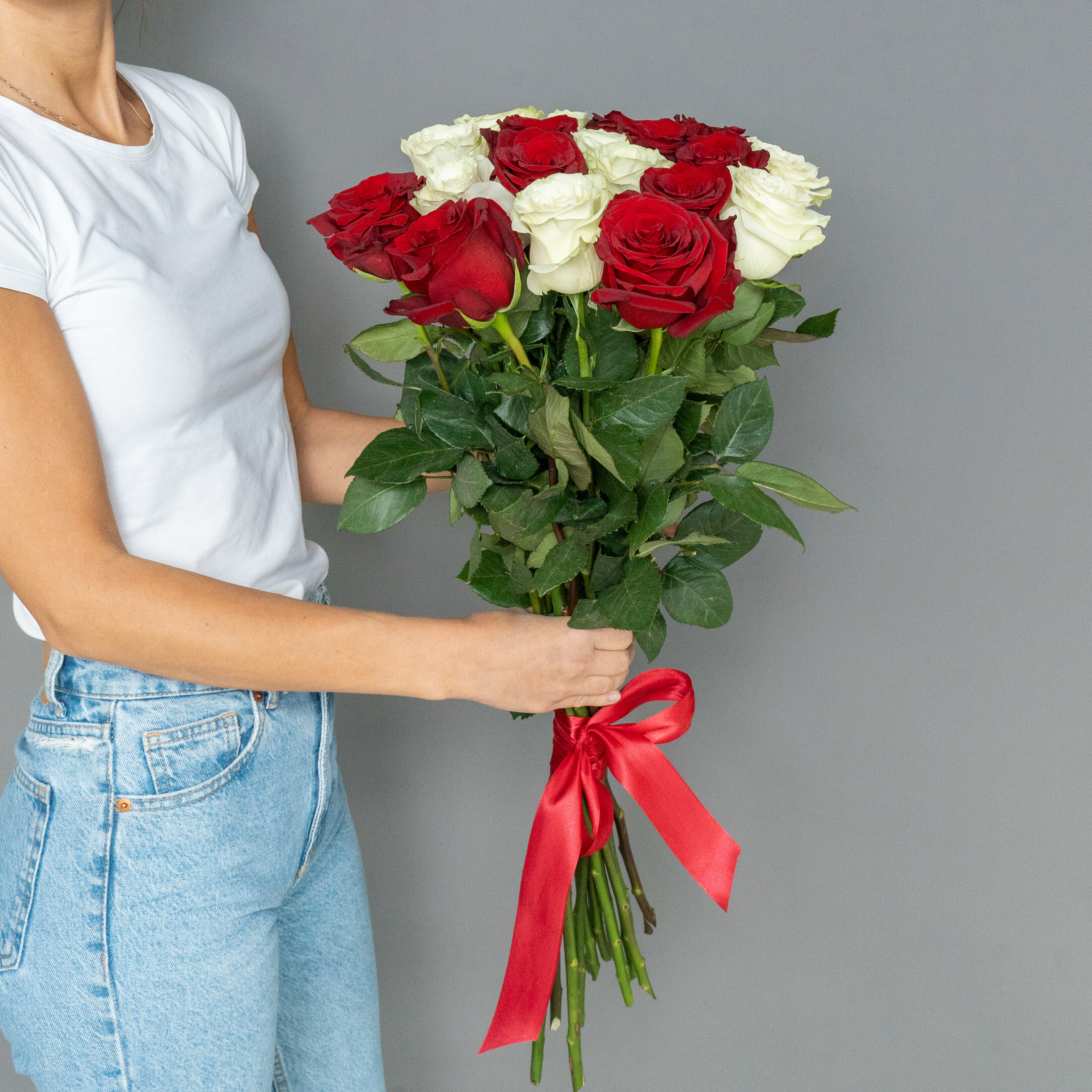 Цветы живые букет из белых и красных роз 19 шт. 70 см. Эквадор Лэтуаль Flowers