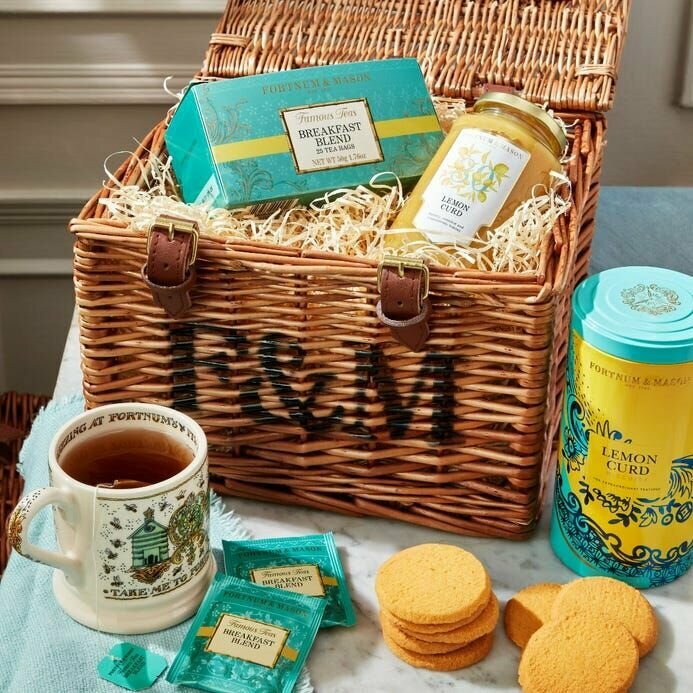 Кондитерский сюрприз-бокс корзина Fortnum and Masons The Take Me to Fortnum's Hamper - фотография № 1