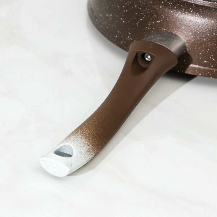 KUKMARA Сковорода, d=28 см, пластиковая ручка, антипригарное покрытие, цвет кофейный мрамор - фотография № 4