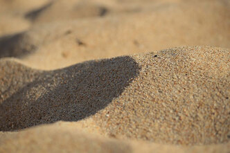 Песок сеяный карьерный 1-1,5 (Тонна) с доставкой