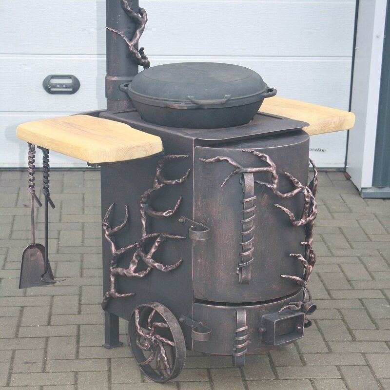Кованная печь для казана с двумя столиками и дымоходом, на колесах, Ветки дерева - огнеупорная краска - фотография № 1