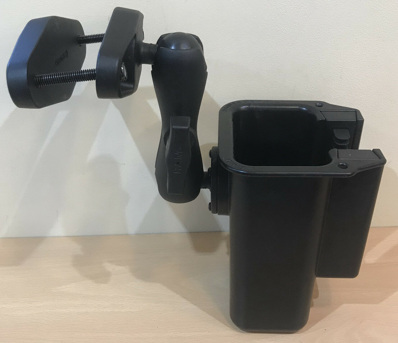 Крепление RAM Power-Grip XL для больших штрих сканеров. Муфта 140 мм струбцина 100 мм. Внутренние размеры стакана: 103x74x188 мм (RAM-101-247-4-450U)