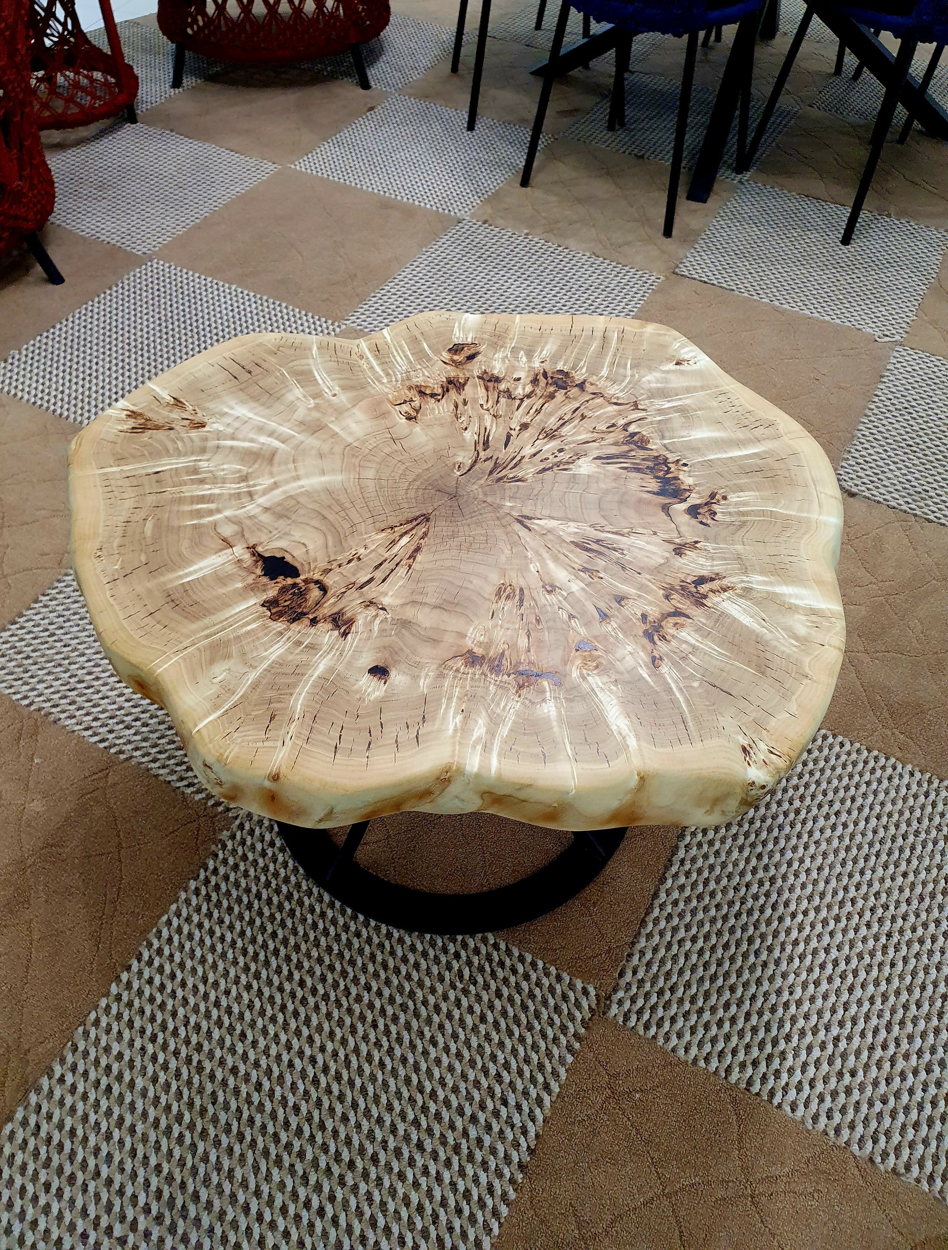 Эпоксидный журнальный столик из массива дерева. Деревянный столик лофт из эпоксидной смолы - фотография № 4