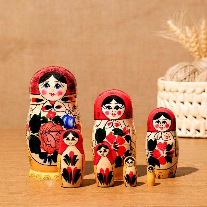Матрёшка «Раиса», красный платок, 7 кукольная, 17 см - фотография № 1
