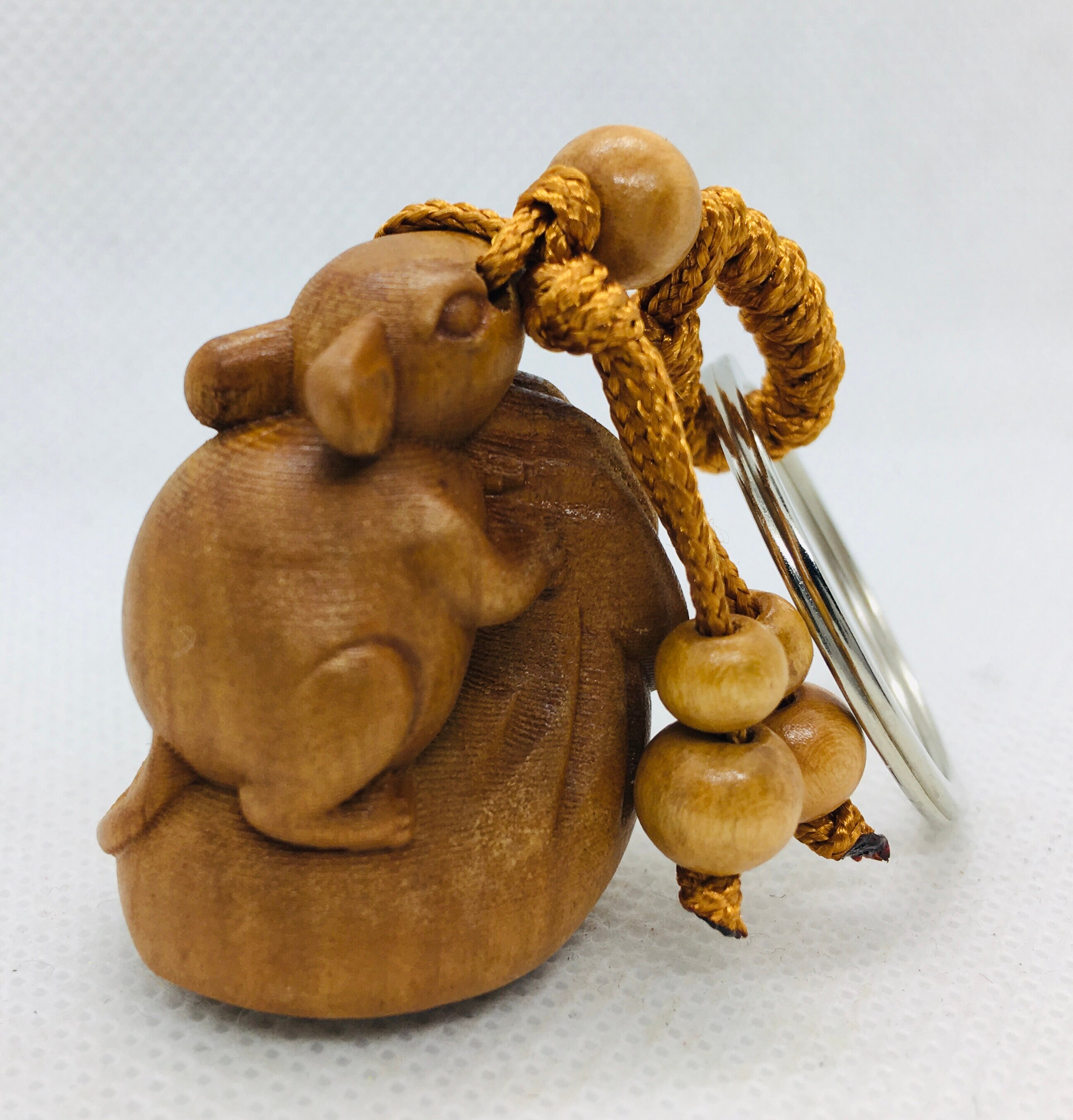 Брелок талисман фэн-шуй Мышка с мешком из дерева - фотография № 1