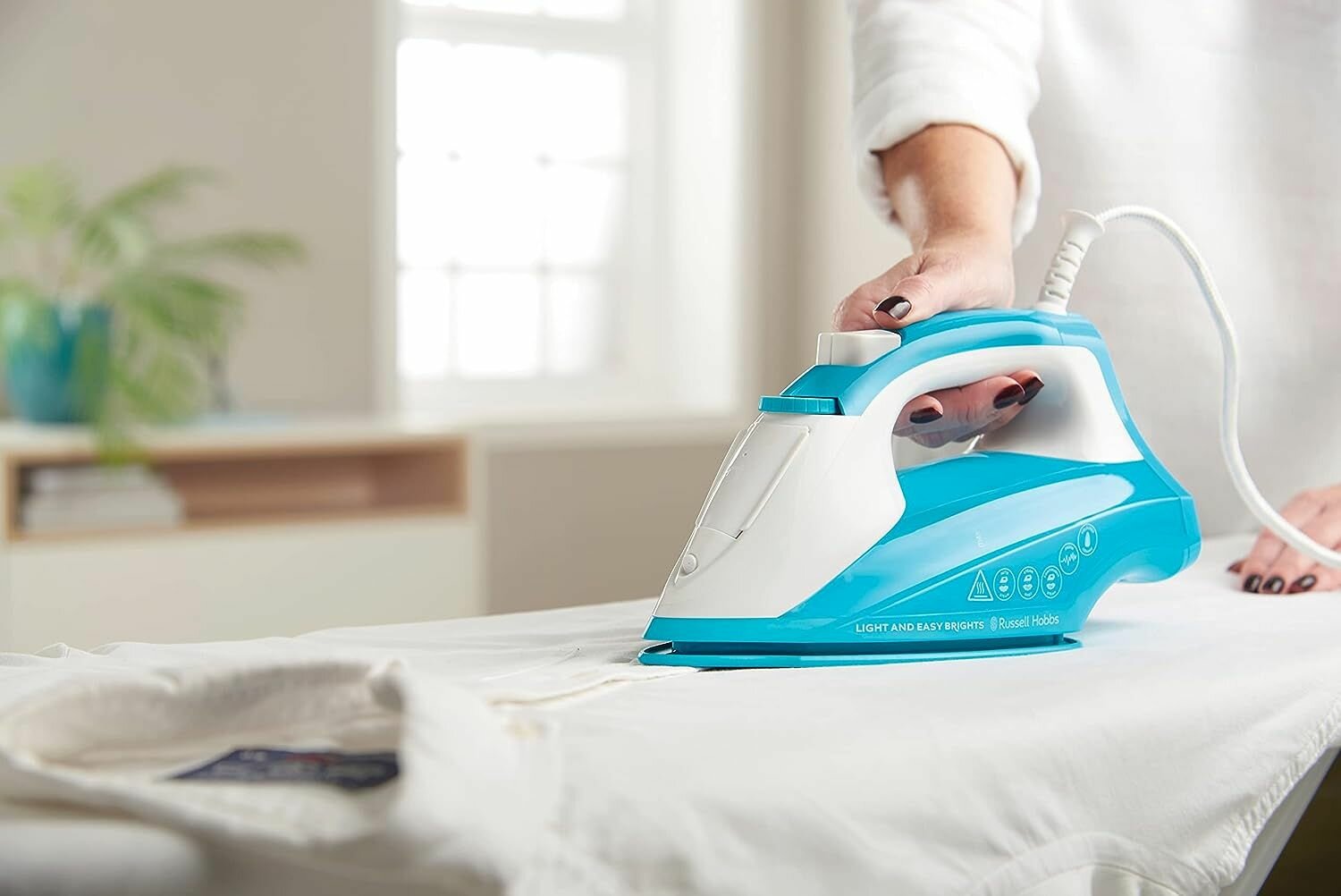 Паровой утюг Russell Hobbs 26482 Light and Easy Brights Steam Iron, 2400 Вт, 240 л, голубой, - фотография № 2