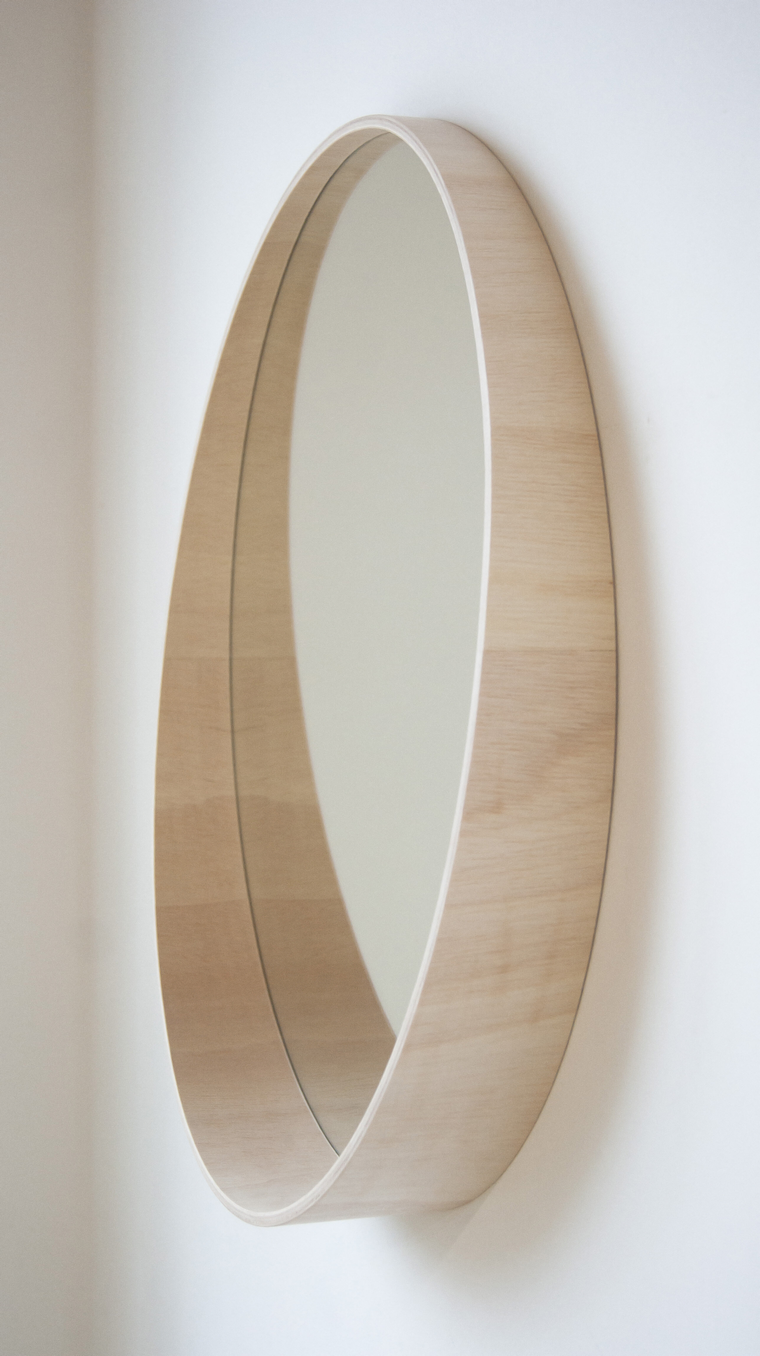 Зеркало круглое настенное интерьерное 70 см, зеркало в ванную, интерьерное зеркало в деревянной рме - фотография № 1
