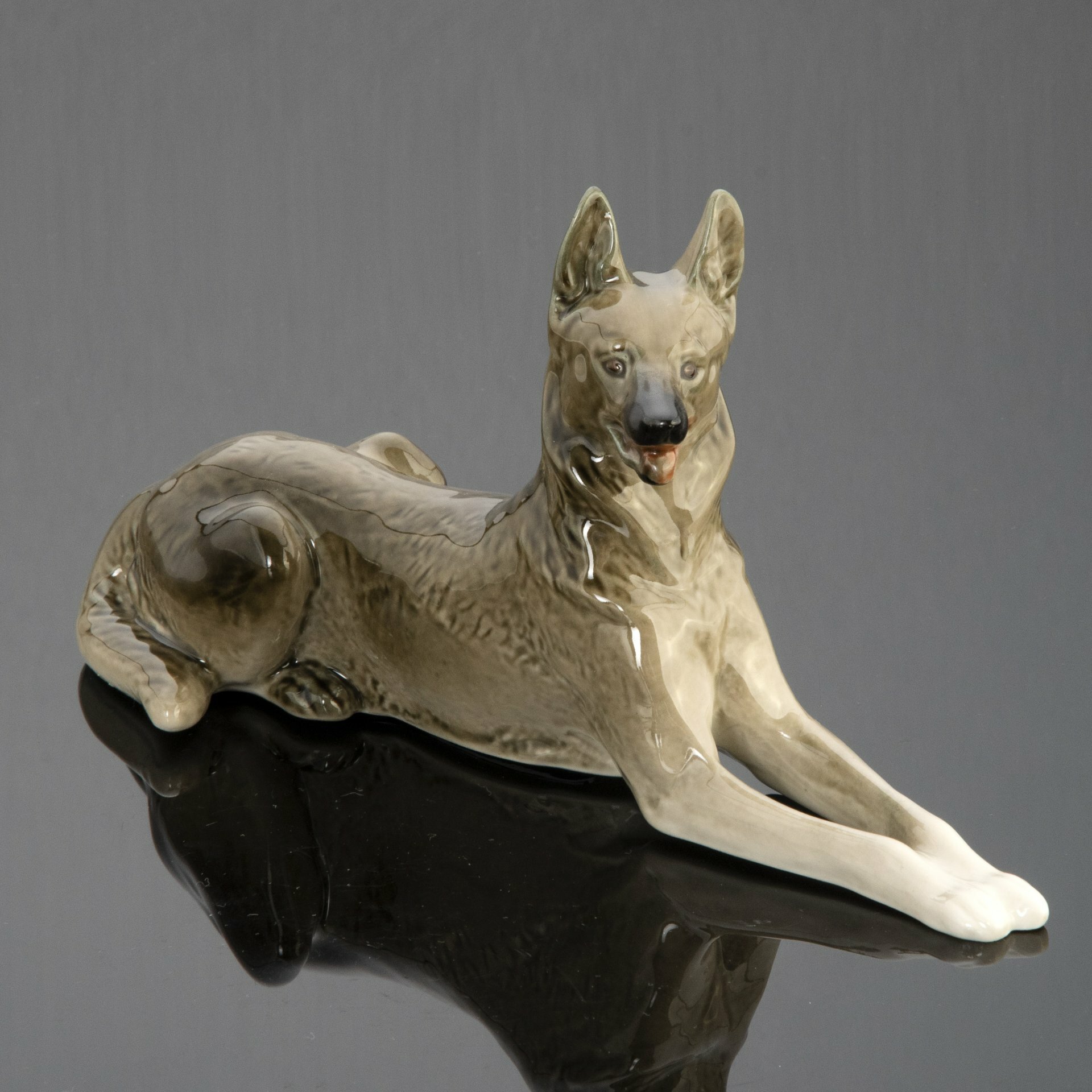 Статуэтка "Немецкая овчарка", фарфор, роспись, Ленинградский фарфоровый ...