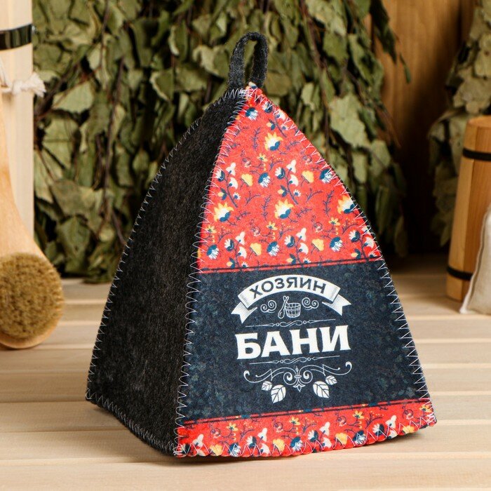 фото Шапка банная "Классическая" серая с принтом "Хозяин бани" красно-черный