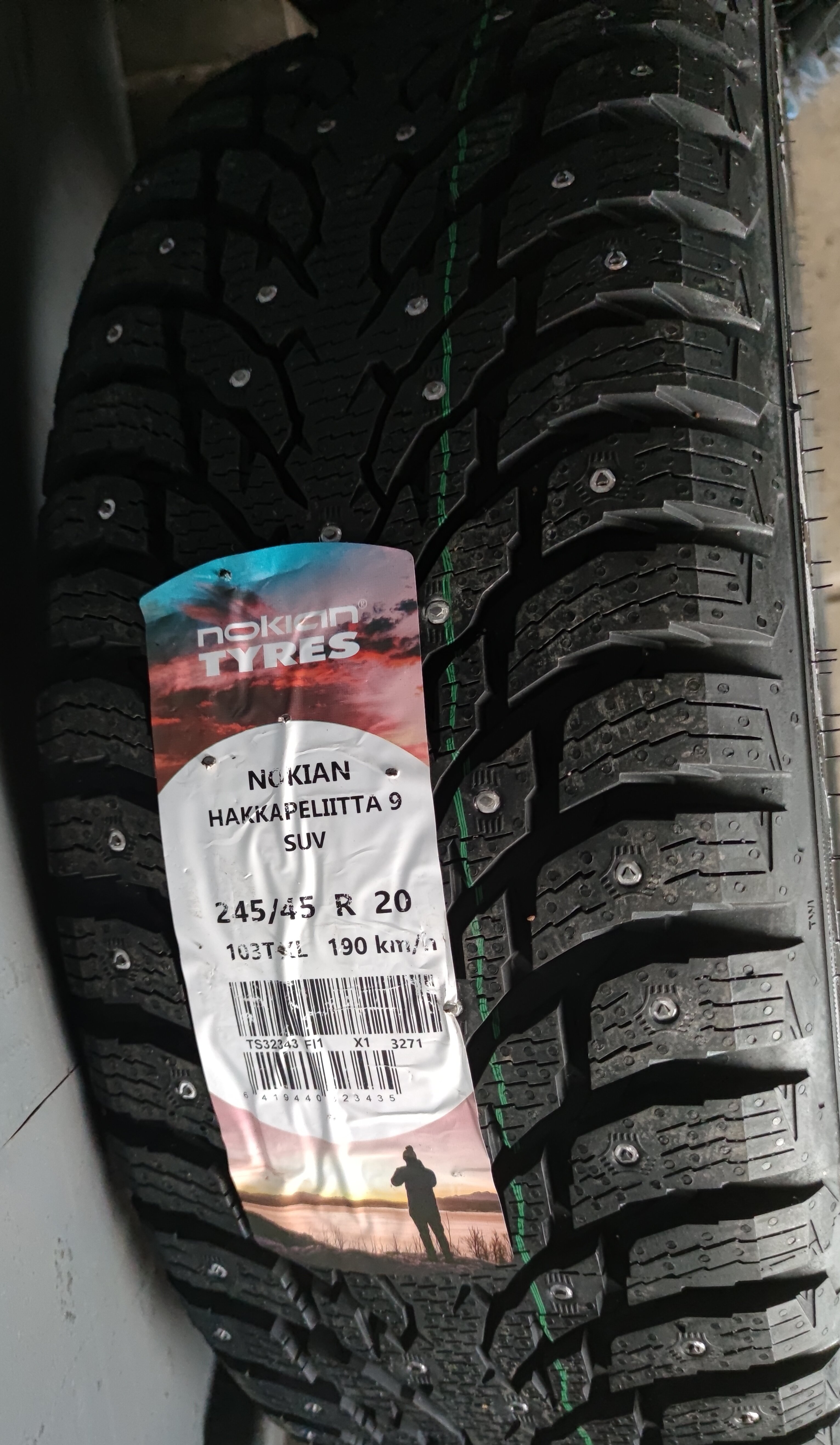 Nokian Tyres Hakkapeliitta 9 SUV 245/45 R20 103T зимняя (можно в спарке с 275/40/20)