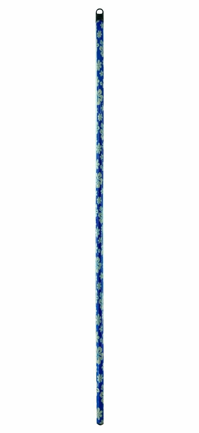 Палка (рукоятка, черенок) универсальная, для щёток и MOПов, 120 см. / Черенок для щеток и швабр деревянный в пленке, синий с белыми цветочками - фотография № 2