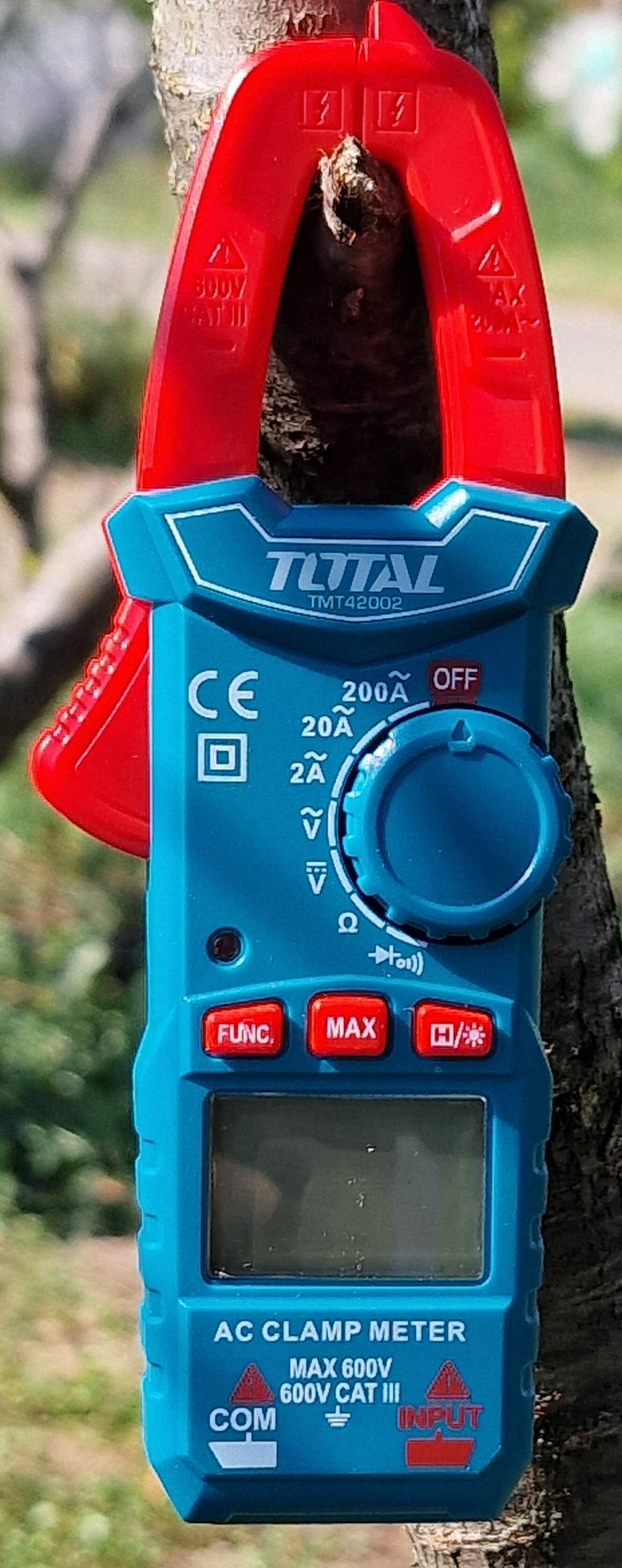 Измерители тока TOTAL Мультиметр-клещи токоизмерительные цифровые (тестер электрический)TOTAL TMT42002 - фотография № 3