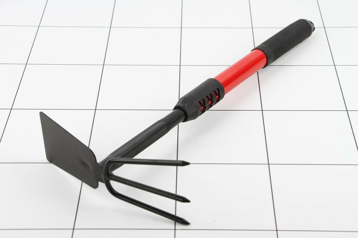 Мотыжка комбинированная, 45 см, прорезиненная черно-красная ручка - фотография № 1