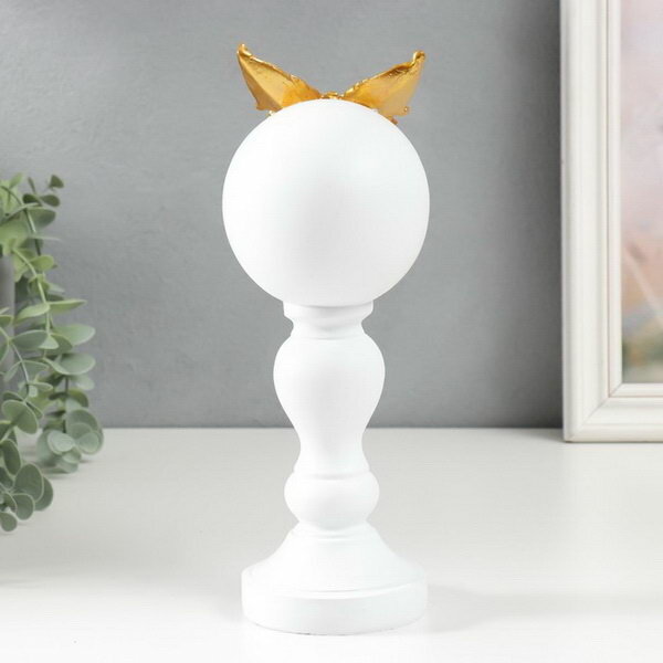 Сувенир полистоун "Золотая бабочка на колонне с шаром" белый 24.5х9х10 см - фотография № 3