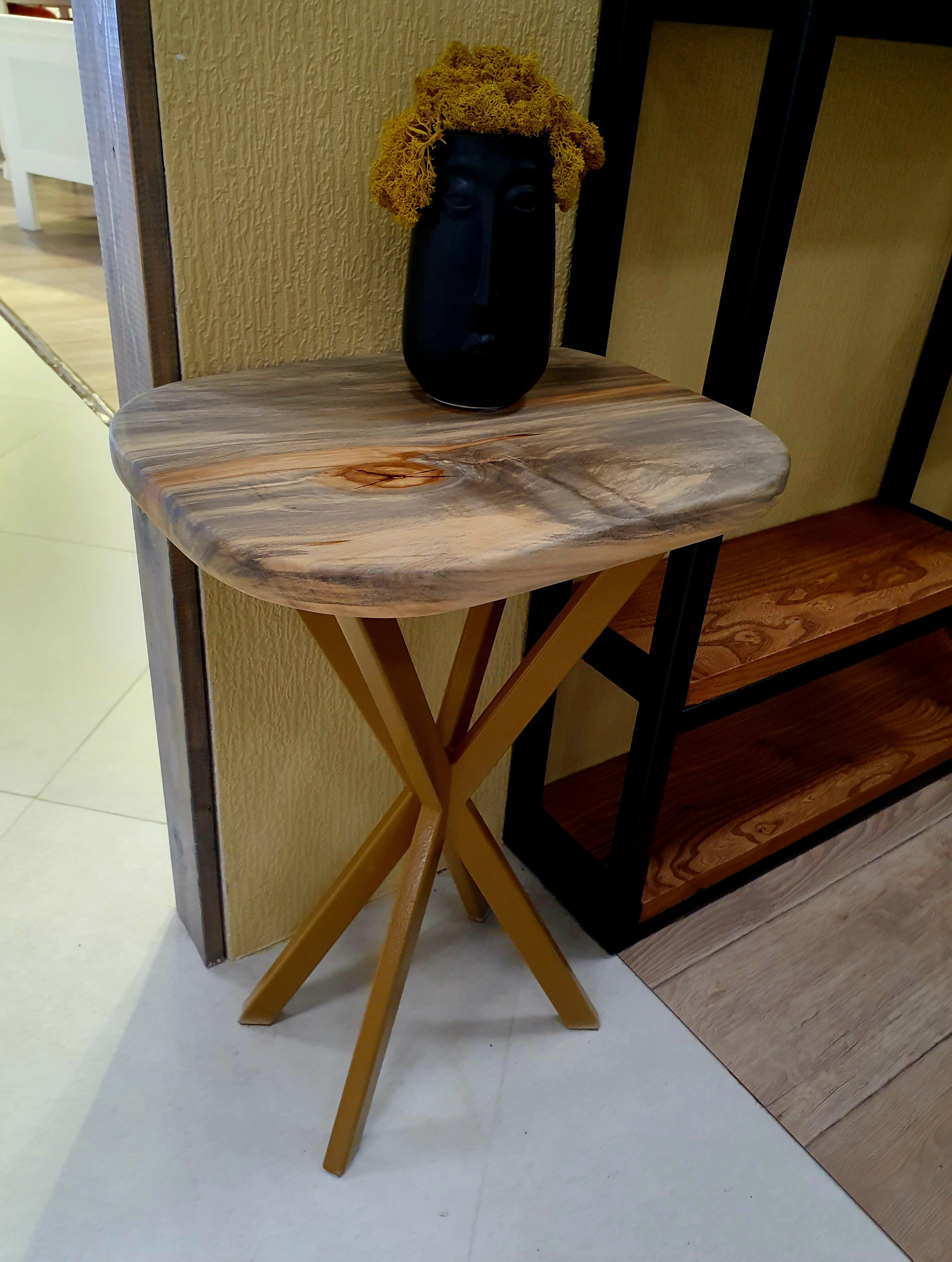Консольный столик из массива дерева. Консольный деревянный столик из массива каштана - фотография № 2