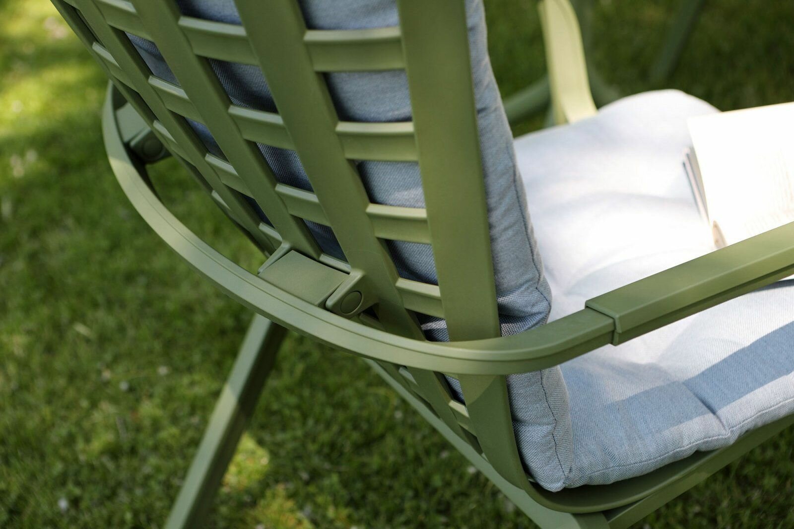Лаунж-кресло пластиковое с подушкой ReeHouse Folio Табак, Голубой - фотография № 16