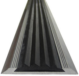 Алюминиевая противоскользящая накладка на ступени с черной резиновой вставкой, длина 2 п/м, ширина 45 мм
