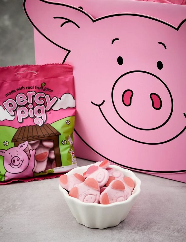 Кондитерский сюрприз-бокс Mark and Spencer Percy Pig Cosy Night In Gift Bag - фотография № 3