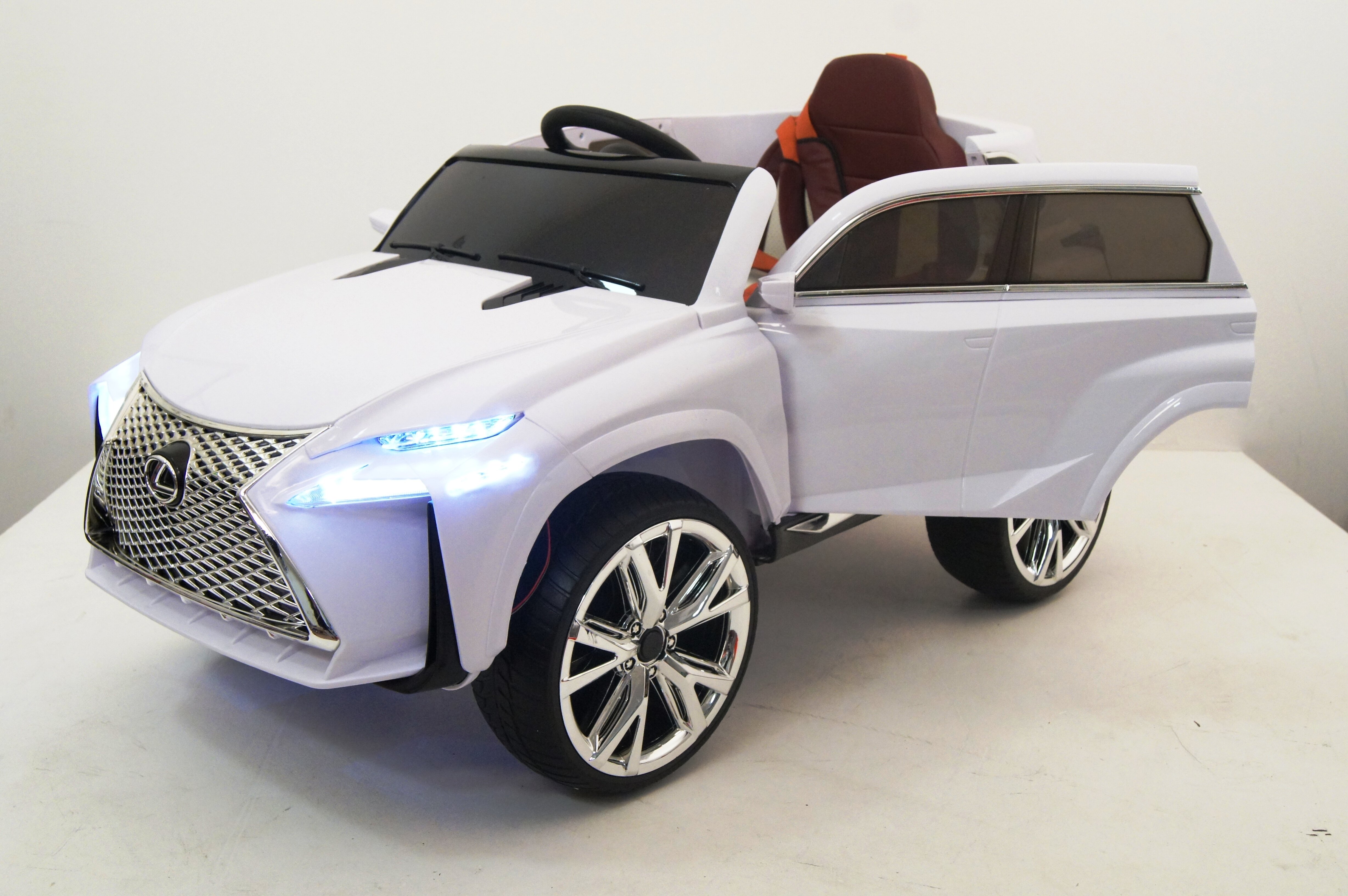 RiverToys Автомобиль Lexus E111KX в новом корпусе, белый