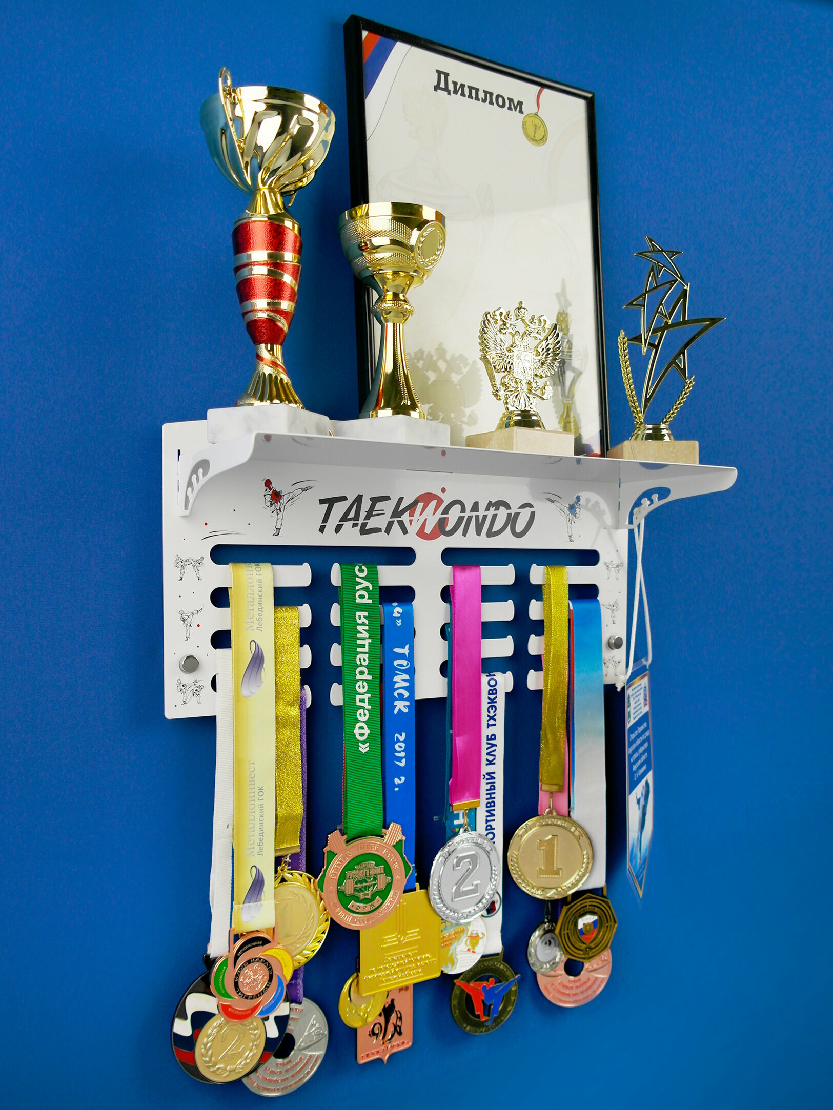 Медальница с полкой Лайт "Тхэквондо" белая, металлическая, держатель для медалей и кубков