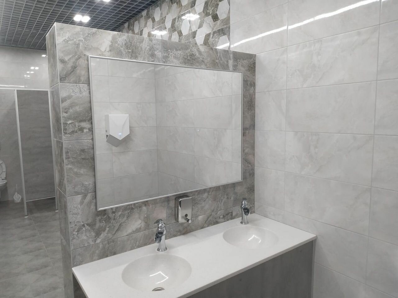 Настенное интерьерное зеркало в серебряной раме для спальни, гостиной и прихожей, в ванную комнату MIRROR MASTER, 600х500 мм - фотография № 5