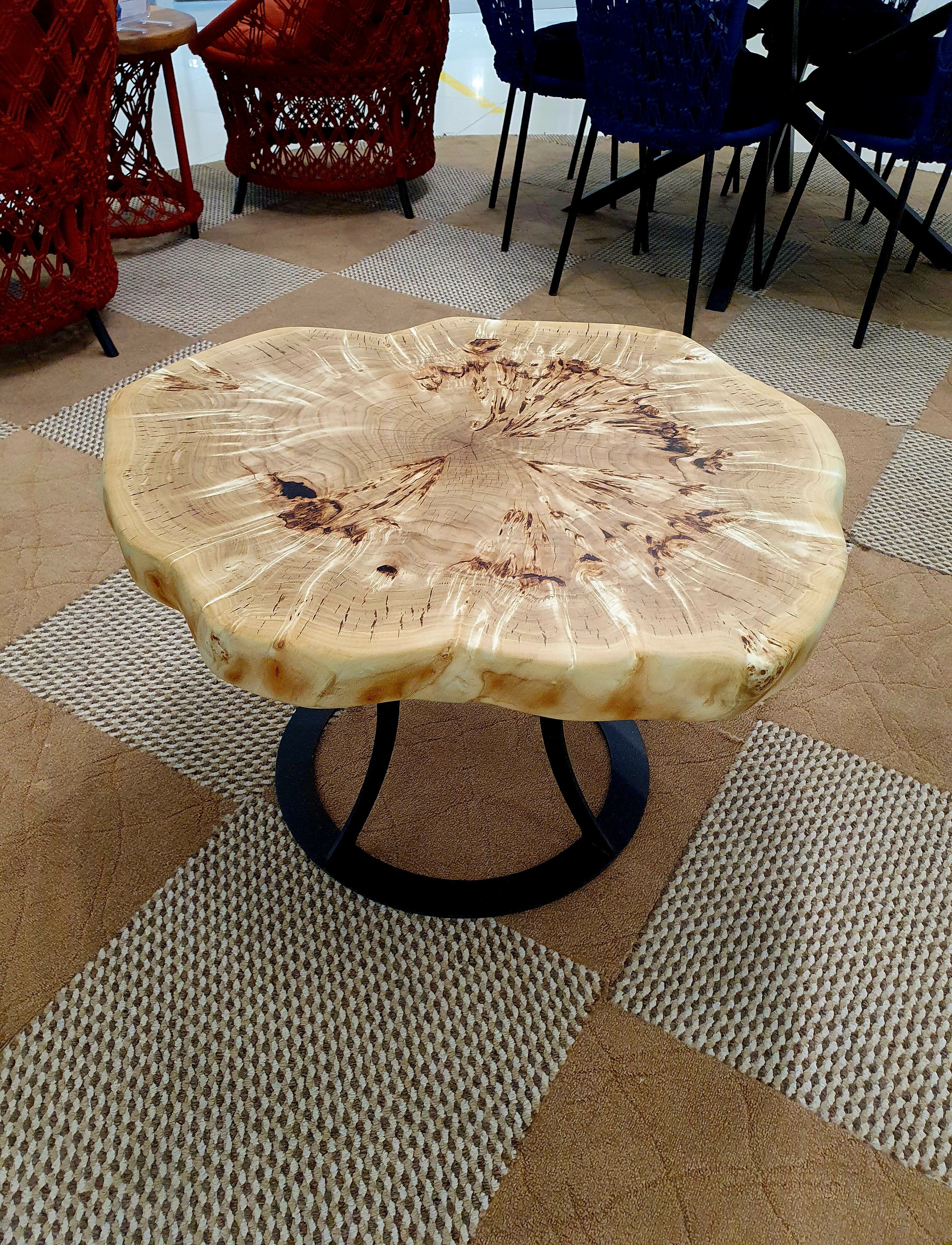 Эпоксидный журнальный столик из массива дерева. Деревянный столик лофт из эпоксидной смолы - фотография № 3