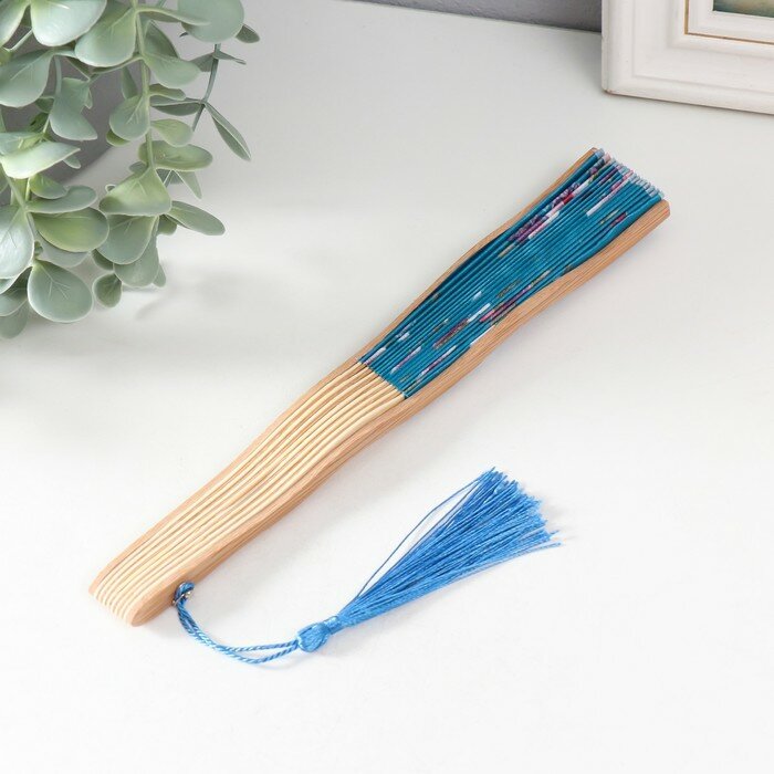 Веер бамбук, текстиль h=21 см изгиб, с кистью "Цветы" в коробке, голубой - фотография № 3