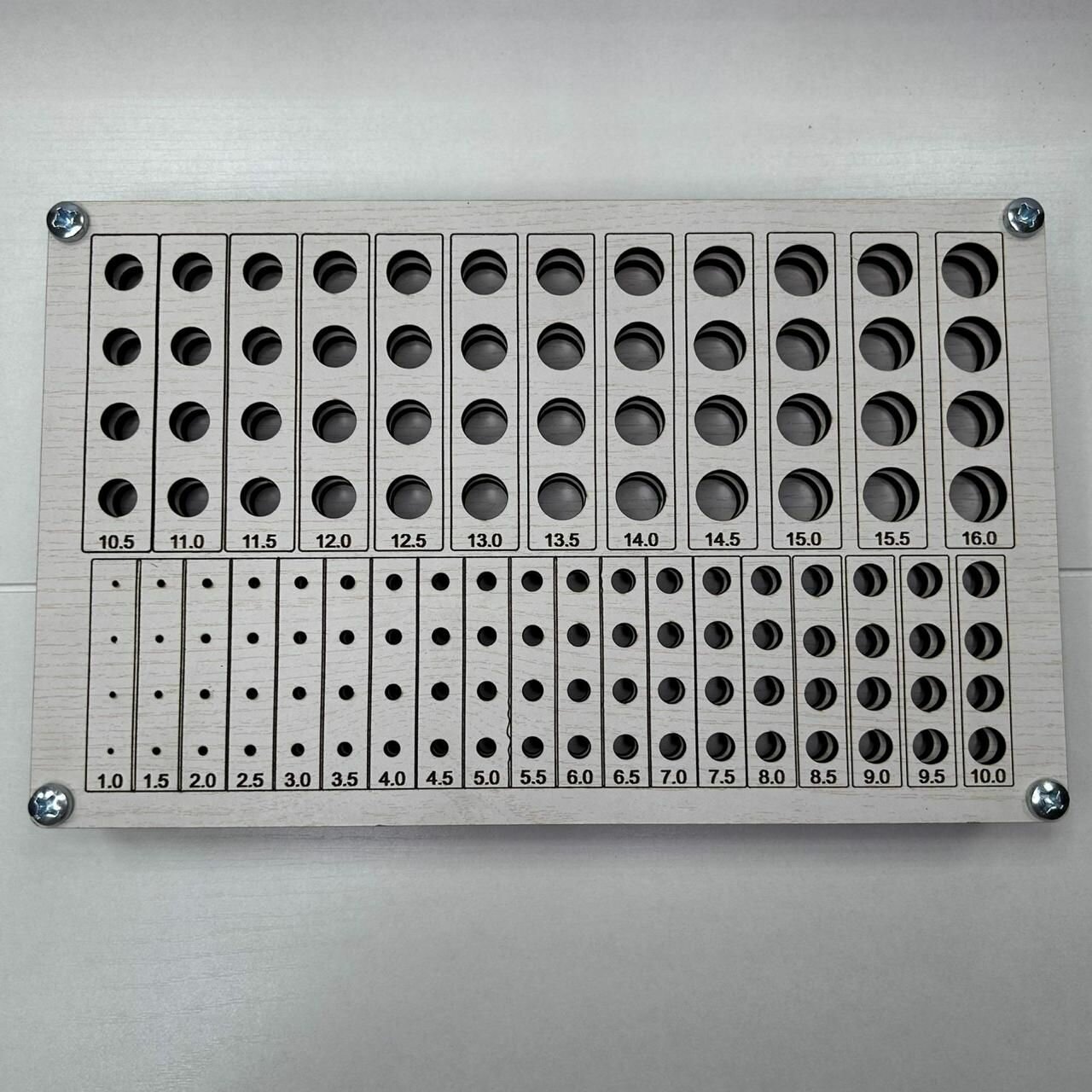 Подставка для сверл 10-160 с шагом 05 по четыре отверстия каждого размера