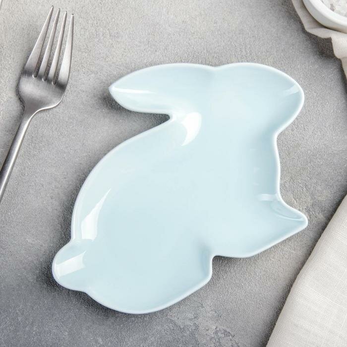 фото Блюдо керамическое сервировочное Доляна «Милашки. Зайка», 17,8×12,7×1,5 см, цвет голубой