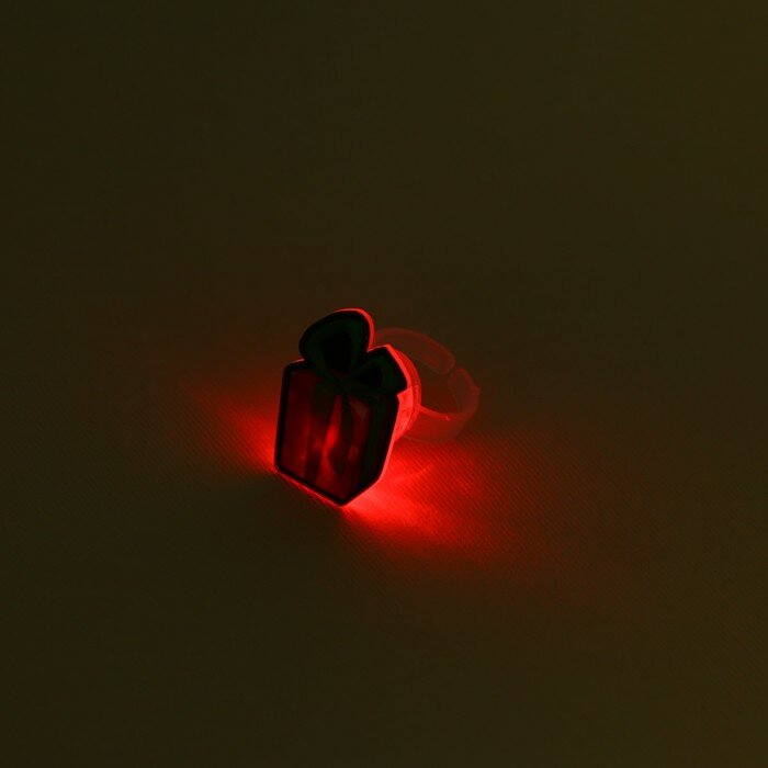 Кольцо с огоньком "Подарок" 3х3х3 см - фотография № 3