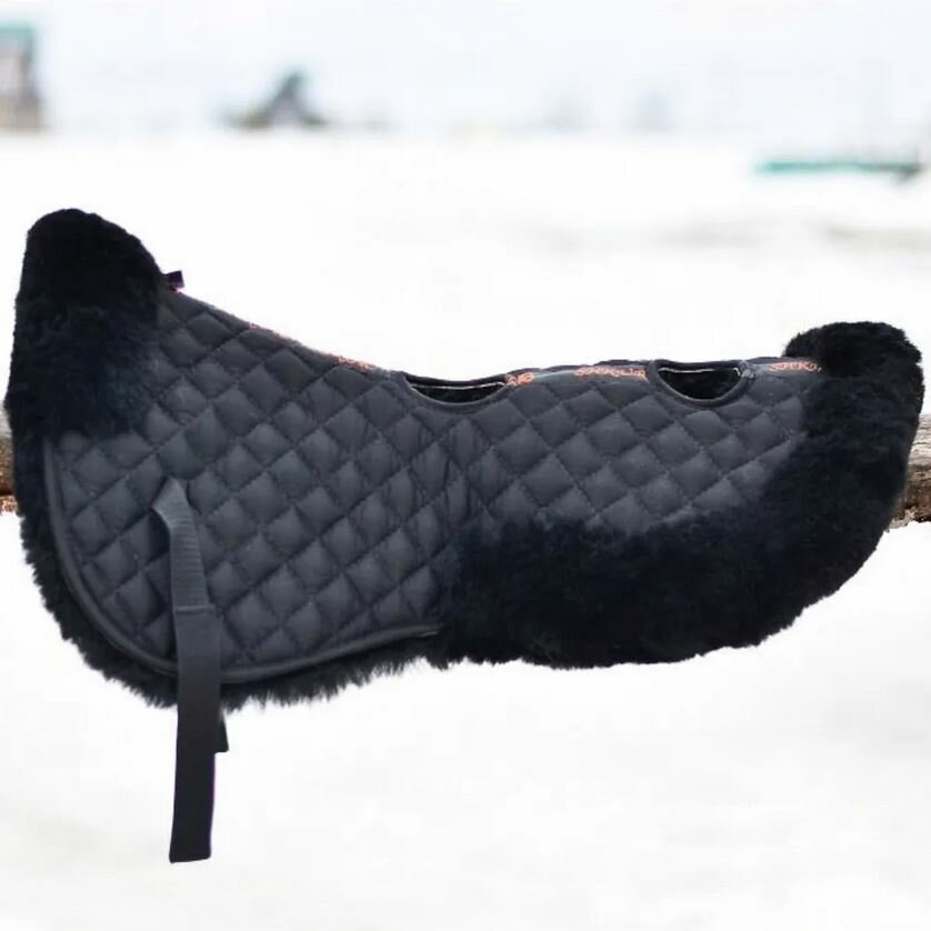 Меховушка под седло с вентиляционными отверстиями Shkura-Dekor черная (стандарт) М (58 см) - фотография № 8