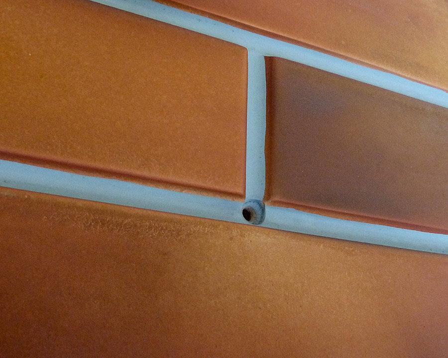 Гладкий кирпич — полиуретановая форма ZIKAM для фасадных панелей «под кирпич» сухого монтажа, из бетона. Сдвиг на ¼ кирпича. - фотография № 5