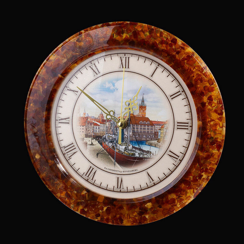 Янтарные часы с изображением набережной Кенигсберга в подарочной коробке - фотография № 3