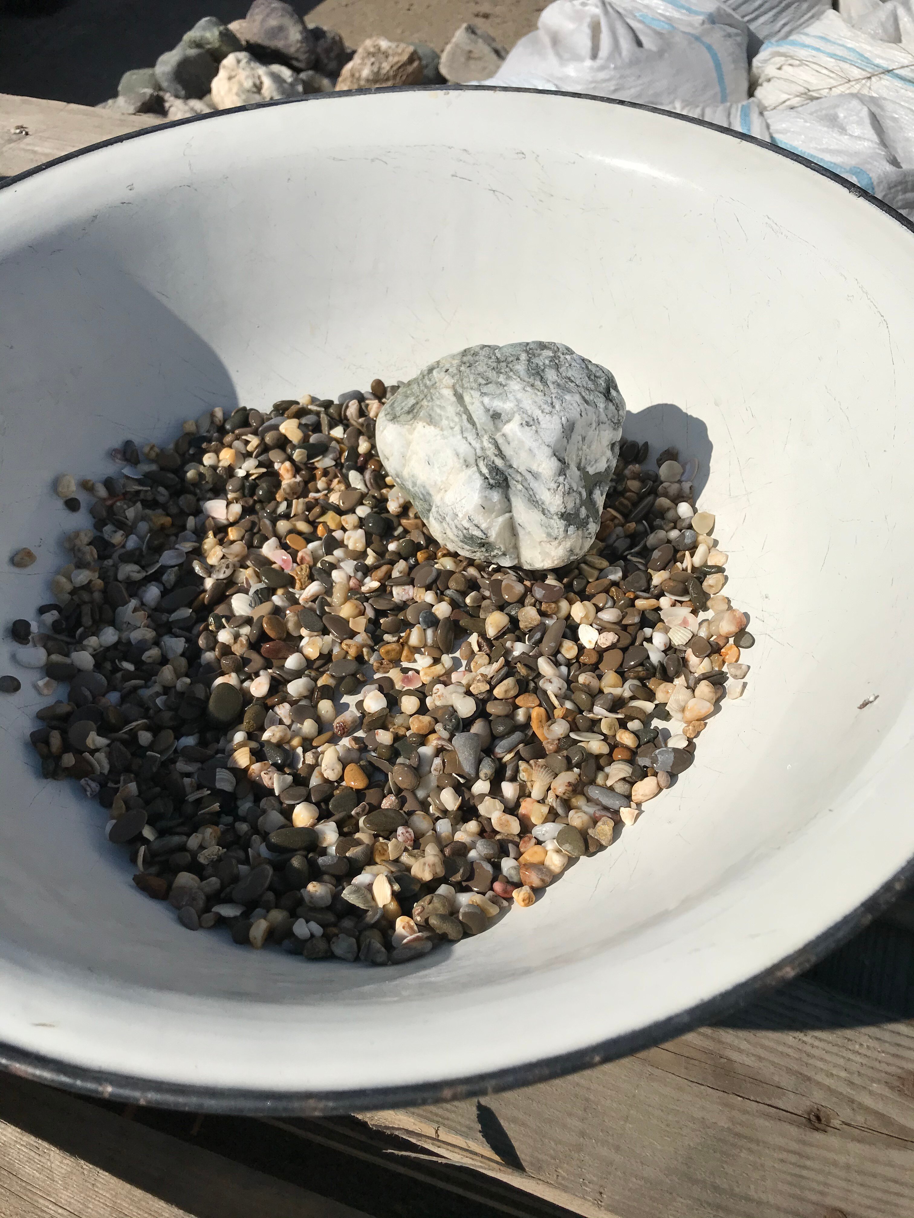 Крымская морская галька с ракушкой мытая, фр. 5-10 мм, 1 кг, мелкая галька с ракушкой с крымского побережья Черного моря - фотография № 8