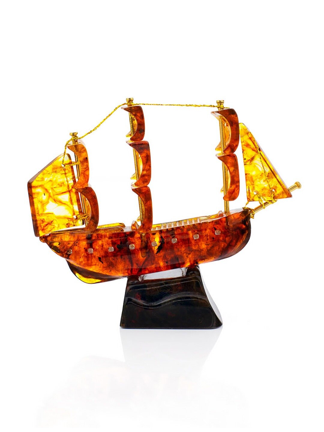 Небольшой сувенирный кораблик из натурального балтийского янтаря - фотография № 1