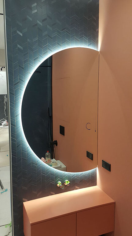 Зеркало интерьерное настенное с подсветкой парящее полукруглое левое 45*90см для ванной - фотография № 2