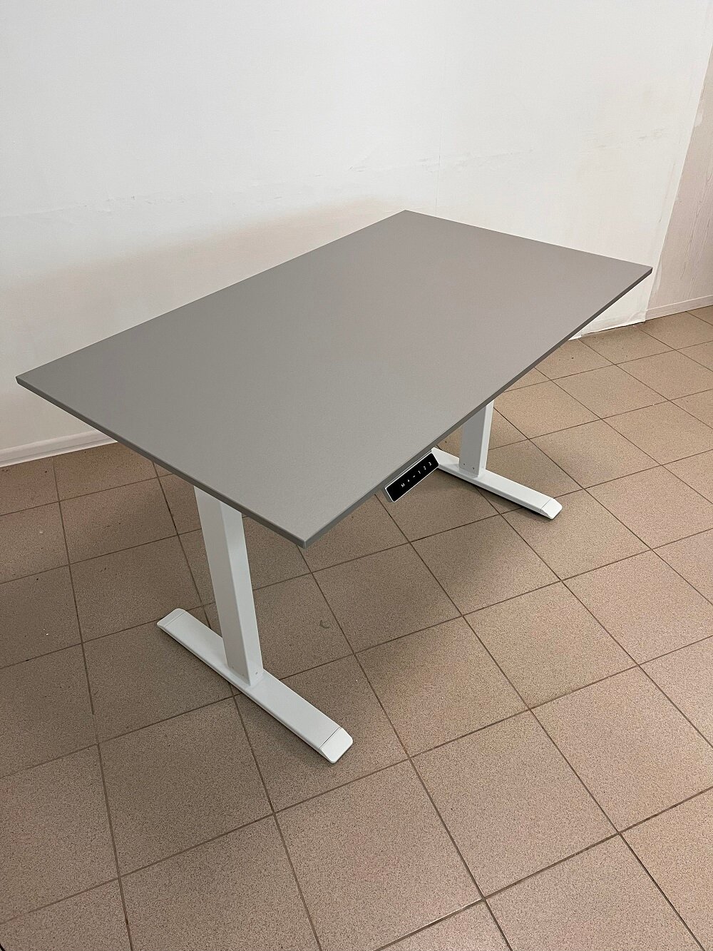 Компьютерный стол с регулируемой высотой UPSTOL двухмоторный: рама белая и столешница ЛДСП Титан 130х60 - фотография № 1
