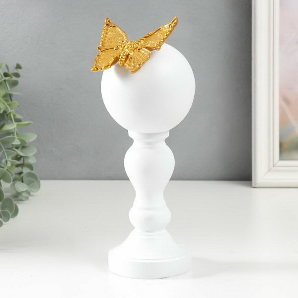 Сувенир полистоун "Золотая бабочка на колонне с шаром" белый 24.5х9х10 см - фотография № 1