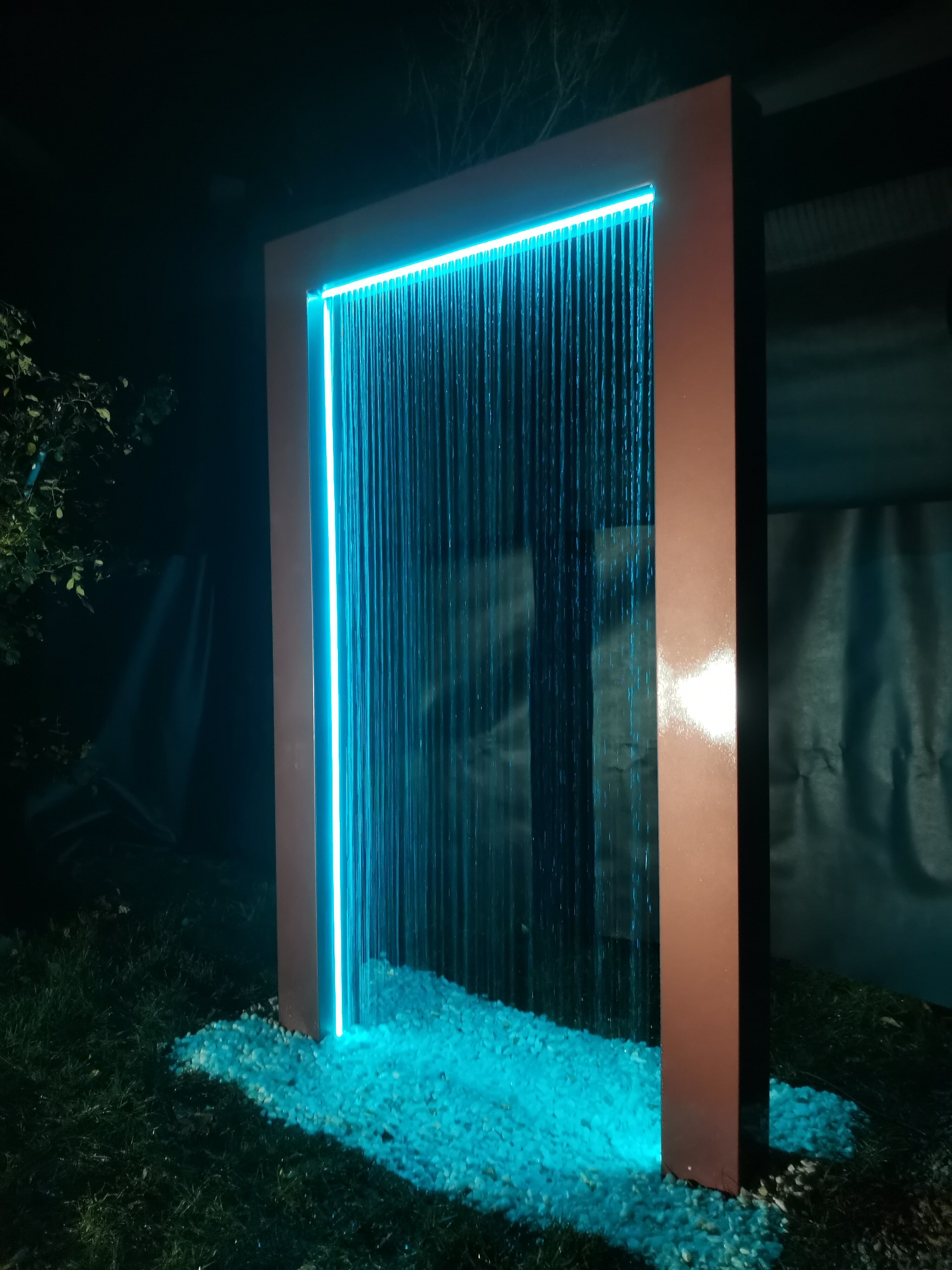 Садовый Водопад "Палаус 2.0" / Элемент ландшафтного дизайна / Уличный фонтан с LED подсветкой на пульте управления / цвет "Черный трюфель" - фотография № 1